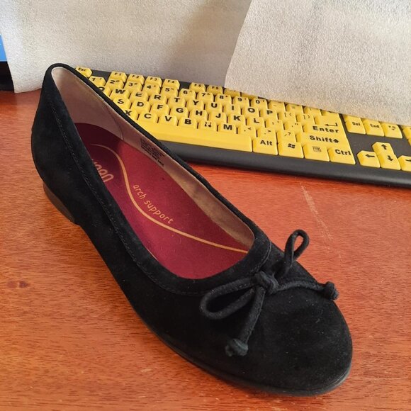 NEW ! Munro Joslyn Flat Suede Black Size 8.5 Floor Model